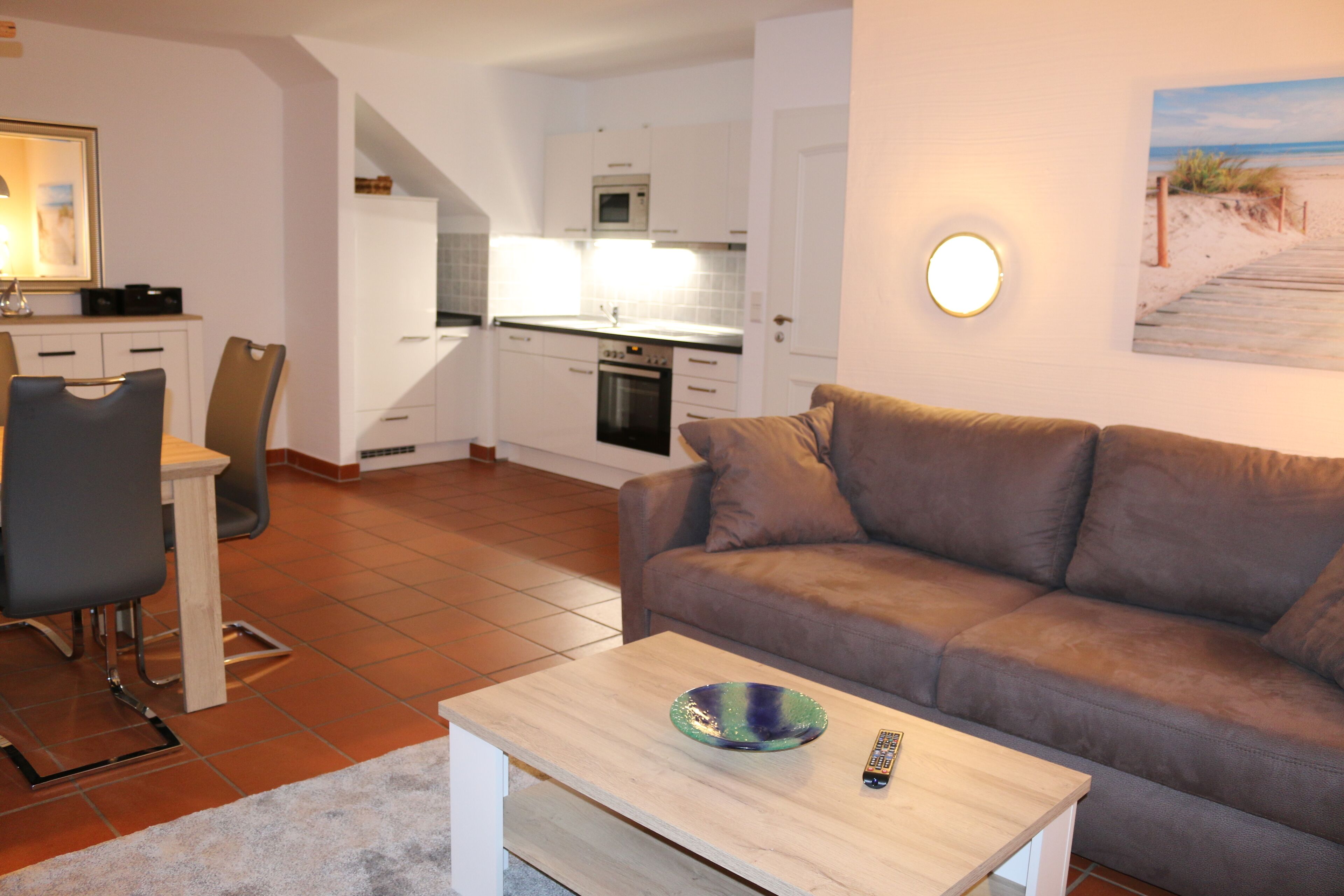 Una Smart TV, una mesa de tenis de mesa, libros, un reproductor estéreo