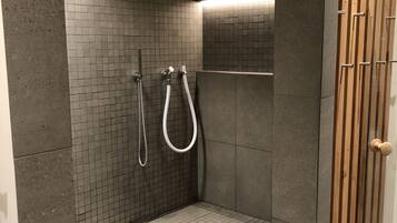 Dusche, Haartrockner, Handtücher, Seife