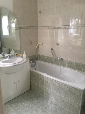 Badewanne, Haartrockner, Handtücher, Seife