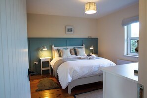 4 habitaciones, escritorio y tabla de planchar con plancha