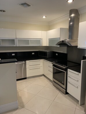 Premium Apartment | Private kitchen - Gated Ocean View (Freeport)