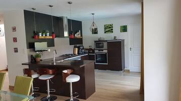 Réfrigérateur, micro-ondes, four, plaque de cuisson