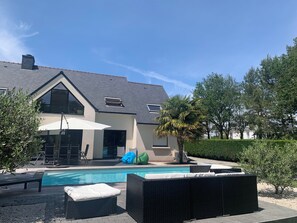 Utomhuspool och uppvärmd pool