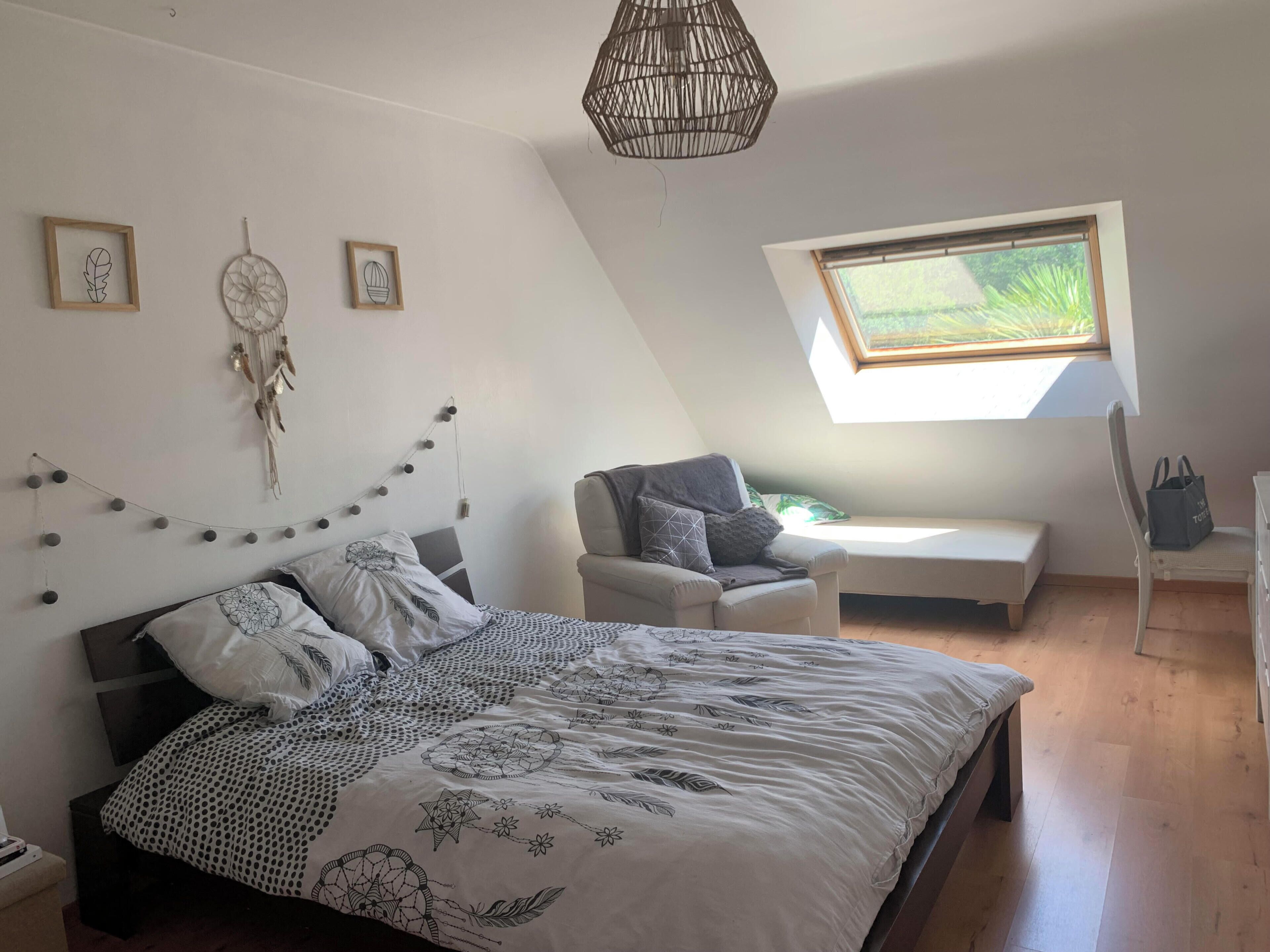 4 slaapkamers, een strijkplank/strijkijzer, reisbedje, gratis wifi