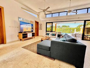 Smart TV, books - CASA COCO-TROPICO Superior 5 Master @ Casa Linda (Sosua, Cabarete)