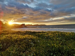 Nær stranden og solsenger