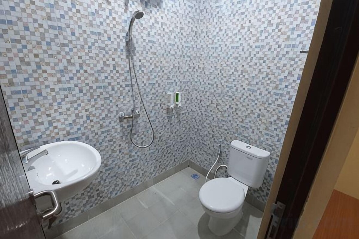 Shower, towels, soap, shampoo