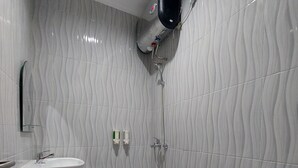 Ein Badezimmer mit Toilette, Waschbecken und Dusche.