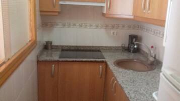 Een koelkast, een magnetron, een kookplaat