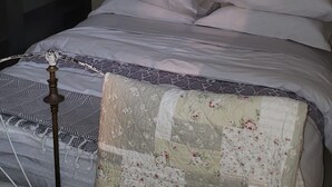 Unclassified image, 3 of 4, button - Up country guest cottage (Adjala-Tosorontio)