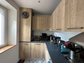 Fridge, microwave, oven, stovetop - BEAUTIFUL APARTMENT 6 PEOPLE LUCHON CENTER - WIFI - AIR CONDITIONING (BAGNERES DE LUCHON)