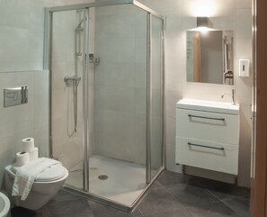 Een douche, een haardroger, handdoeken