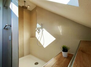 Duschwanne, Haartrockner, Handtücher, Seife