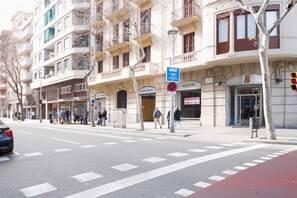 A street view with multi-story buildings, a 'taxi' sign, and a 'butermedic' store. - Sweett | Sepulveda 4A (Barcelona)