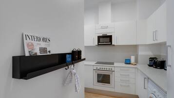 Frigorífico, microondas, horno y placa de cocina