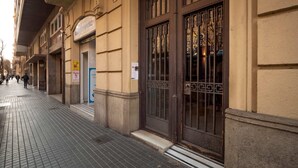 A building with a large, ornate door and a sign for 'Burgmedic'. - Sweett | Sepulveda 3B (Barcelona)