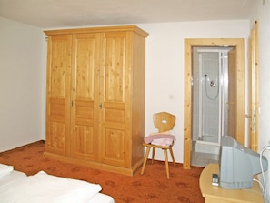 3 bedrooms, travel crib, free WiFi