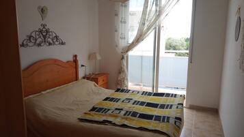 4 slaapkamers, een strijkplank/strijkijzer, gratis wifi, beddengoed