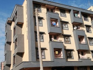 Exterior - Secure and Serene apartment with Netflix and high speed internet (Juja)