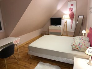 4 bedrooms, iron/ironing board, travel crib, free WiFi - Cormeilles Family House (Cormeilles)