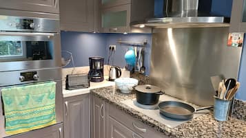 Een koelkast, een magnetron, een oven, een kookplaat