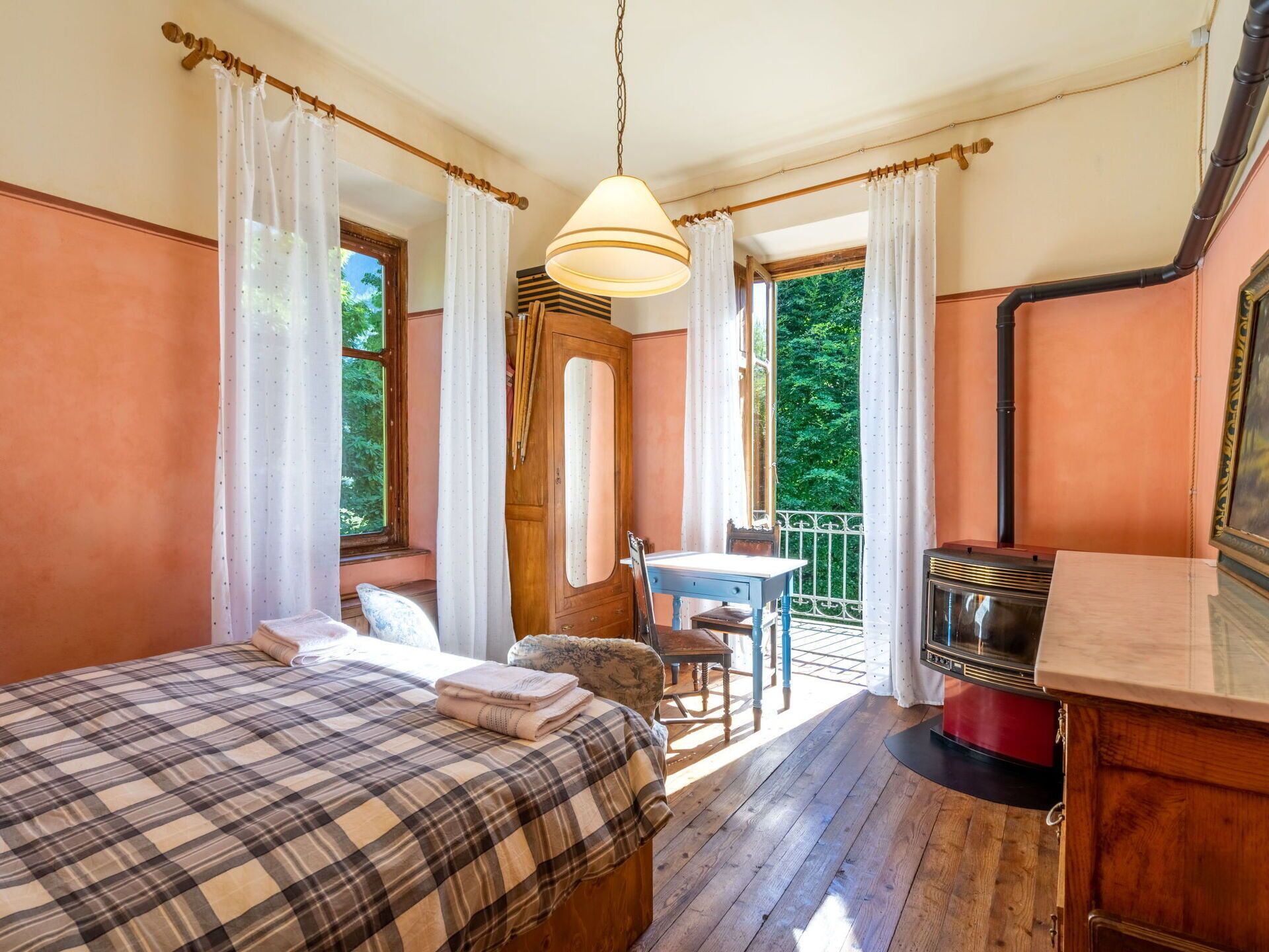 Möbel, Eigentum, Fenster, Azurblau, Holz, Interior Design, Stuhl, Fussboden, Gebäude