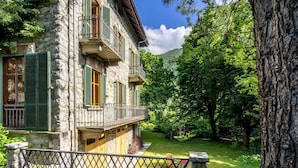 Property grounds - Wonderful private villa for 12 people with WIFI, TV, patio and pets allowed (Ala Di Stura)