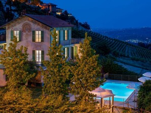 A large house with a swimming pool and a view of the countryside. - Beautiful private villa for 8 guests with WIFI, private pool, TV and patio (La Morra)