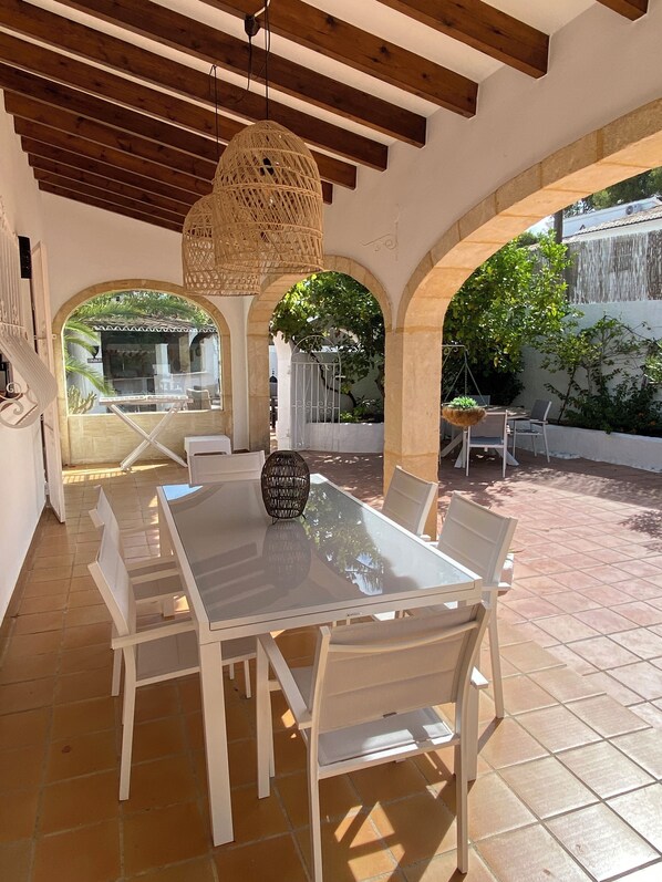 Outdoor dining - Charming villa for 8 people in a quiet location, with large swimming pool and magnificent view (Benitachell)