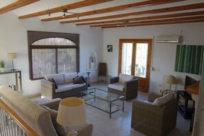 Smart-tv, dvd-spelare, böcker och ett filmbibliotek