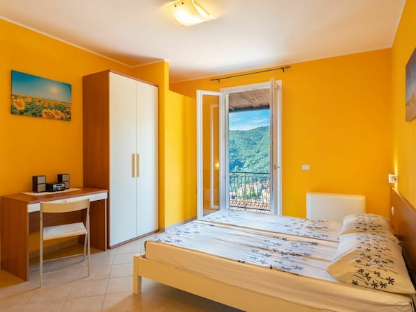 2 bedrooms, travel cot, free WiFi