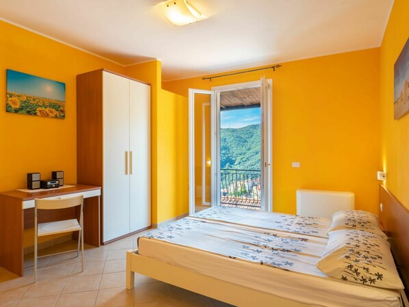 5 bedrooms, travel cot, free WiFi