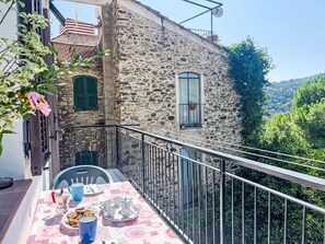 Outdoor dining - Beautiful private villa for 4 people with patio (Dolcedo)