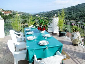 Outdoor dining - Cosy apartment for 6 people with WIFI, TV, patio, pets allowed and panoramic view (Dolcedo)