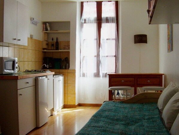 Jääkaappi, mikroaaltouuni, liesi, kahvin-/teenkeitin