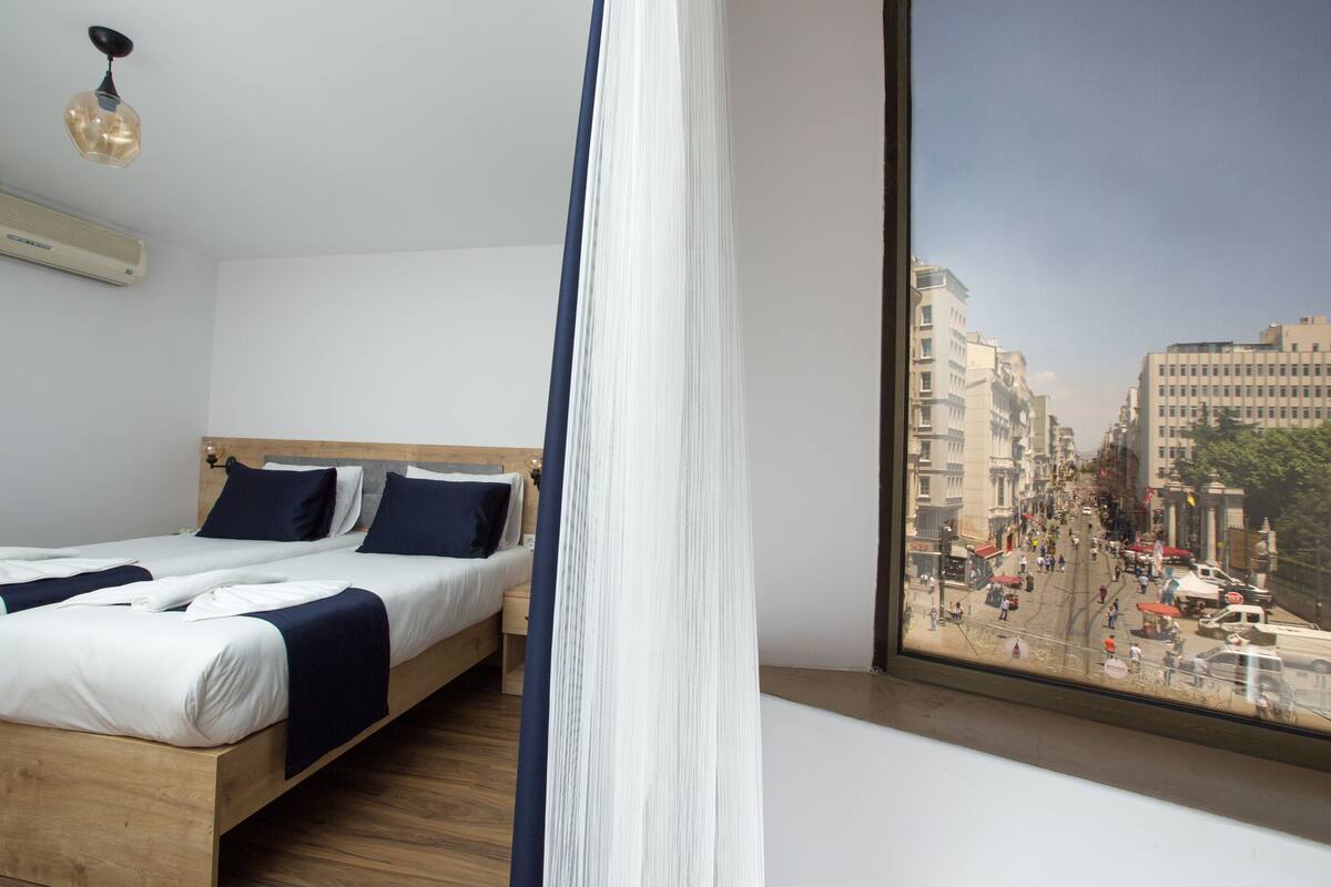 In-room safe, blackout drapes, soundproofing