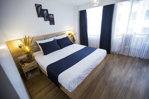 Habitación Deluxe con 1 cama matrimonial o 2 individuales | Caja de seguridad en la habitación, cortinas blackout y insonorización