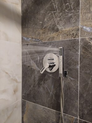 Douche, sèche-cheveux, chaussons, serviettes fournies