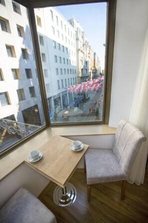 In-room safe, blackout curtains, soundproofing, iron/ironing board - Golden Street Hotel (Istanbul)