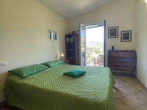 2 bedrooms, travel crib, free WiFi - Beautiful private villa for 4 people with A/C, WIFI, TV and patio (Imperia)