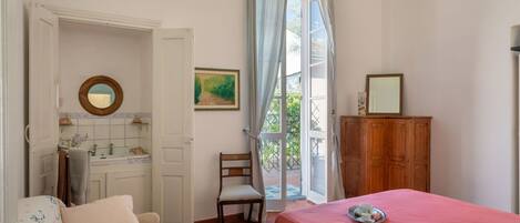 3 dormitorios, tabla de planchar con plancha, cuna de viaje