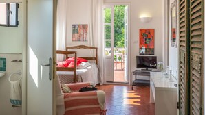Una camera da letto con un letto, una scrivania e una finestra.