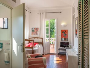 4 bedrooms, travel crib - Cosy apartment for 9 people with TV, patio and pets allowed (Dolcedo)