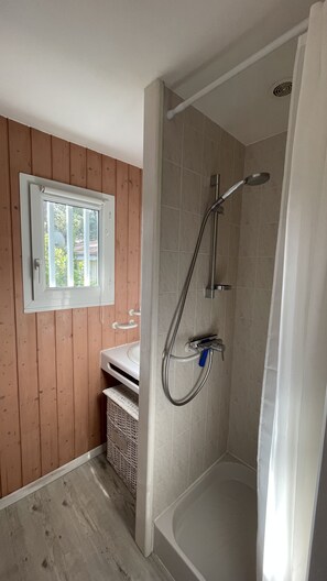Douche, sèche-cheveux, serviettes fournies, savon