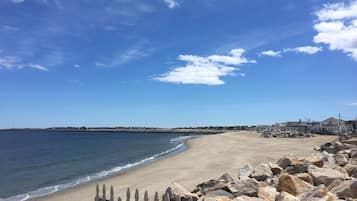 Plage à proximité, chaises longues, serviettes de plage