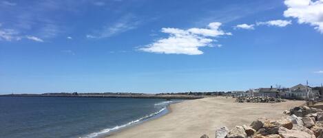 Beach nearby, sun loungers, beach towels