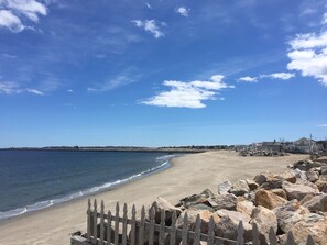 Plage à proximité, chaises longues, serviettes de plage