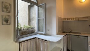 A kitchen with a built-in window, a sink, and a countertop. - Lovely apartment for 4 people with WIFI, TV and pets allowed (Finale Ligure)