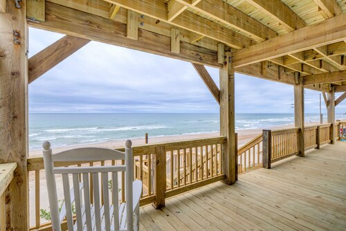 Charm Getaway - Oceanfront family home in a quiet stretch of Surf City !