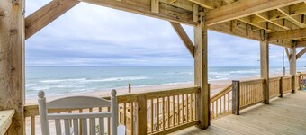 Charm Getaway - Oceanfront family home in a quiet stretch of Surf City !